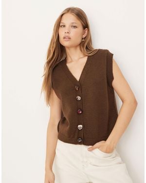 ASOS Débardeur en maille duveteuse à boutons perle en résine - marron