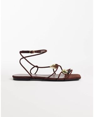 Glamorous Flat Sandals With Molten Detailing - White