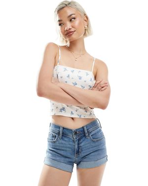 Hollister Short court en jean à taille basse et taille rabattue contrastante - rétro moyen délavé - Blanc
