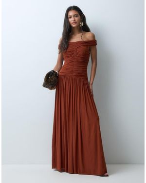 LACE & BEADS Vestido Maxi De Malla Con Hombros Descubiertos, Fruncido Y Cintura Baja En Óxido-Marrón