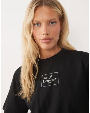 Calvin Klein Kastiges t-shirt mit markantem box-logo - Schwarz