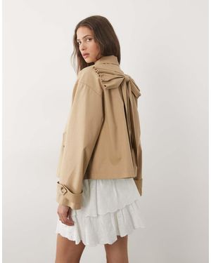 Miss Selfridge Trench Corto Con Detalle De Lazo En La Espalda En -Neutro