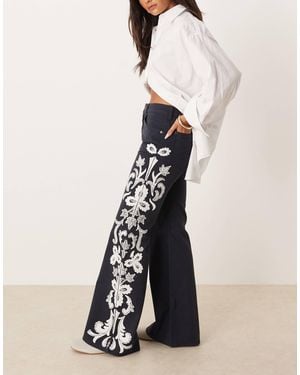 Wrangler 70s Flare Jeans With Floral Embriodery - White