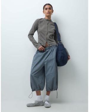Collusion Short long coupe baggy en nylon à carreaux - Bleu