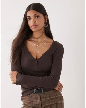 Monki – langärmliges henley-oberteil - Mehrfarbig