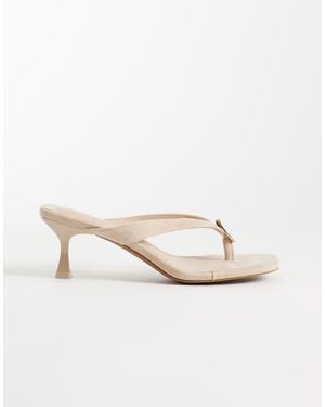 Threadbare Sandalias De Dedo De Tacón Bajo De Antelina Con Herrajes Dorados-Blanco - Neutro