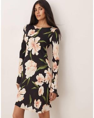 Mango Robe courte foncée à fleurs avec manches longues - Neutre