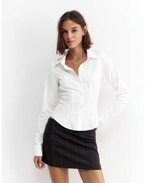 Pull&Bear Tailliertes hemd mit weitem manschettenaufschlag - Weiß