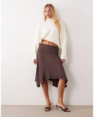 ASOS Satin-midirock mit spitz zulaufendem saum - Braun