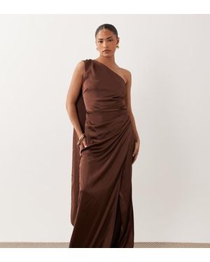 TFNC London Tfnc Bruidsmeisje Petite Satijnen Maxi Jurk Met Blote Schouder, Gedrapeerde Rug En Splitdetail - Bruin