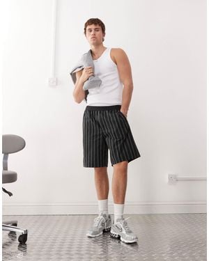 Weekday Short large à rayures - Neutre