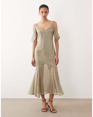 Pretty Lavish Vestido Largo Color Topo Transparente Con Hombros Descubiertos Y Bajo Caído-Marrón - Neutro