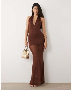 Aria Cove Vestido Largo Marrón Ceñido Y Escotado Con Cuello Halter Y Bajo Transparente
