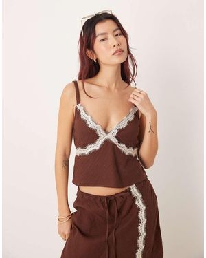esmé studios Crop Strandtop Met Crèmekleurige Kanten Details - Bruin