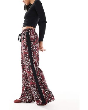 ASOS Pantaloni Color Ciliegia Scuro Con Stampa Stile Bandana - Viola