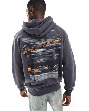 Hollister Sudadera Gris Carbón Con Capucha Y Estampado Trasero "Mclaren" De