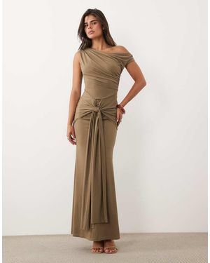 TFNC London Slinky One Shoulder Gedrapeerde Maxi-Jurk Met Knoopdetail - Naturel