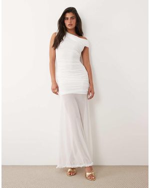 TFNC London Vestido Largo Fruncido Con Hombro Descubierto Asimétrico Y Bajo Transparente De Malla - Blanco
