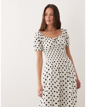 esmé studios Vestito Lungo Da Mare Allacciato Sul Davanti Con Maniche A Sbuffo Nero E A Pois - Bianco