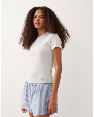 Abercrombie & Fitch – nahtloses, knapp geschnittenes, kurzärmliges t-shirt - Weiß