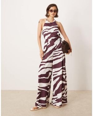 ASOS Tuta Jumpsuit Allacciata Al Collo Con Strato Sovrapposto Asimmetrico E Stampa Zebrata - Rosa