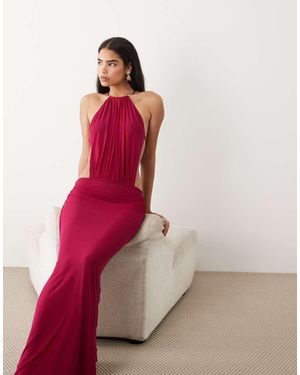 Tiger Mist Vestido Largo Color Baya Con Cuello Halter, Espalda Descubierta Con Lazada Y Gargantilla Evanna De -Rosa