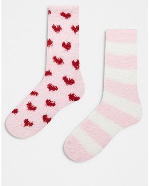 Pieces – 2er-pack flauschige socken mit weihnachtlichen herzmotiven - Pink