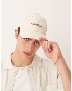 Calvin Klein Casquette avec logo brodé en jean - crème - Neutre
