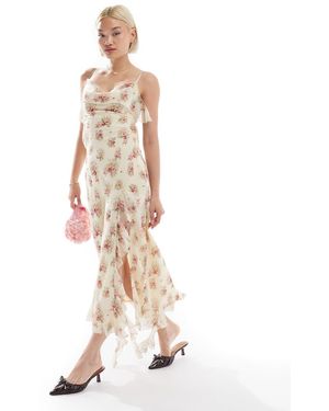 Love Triangle Vestido Largo Color Crema Con Estampado Floral, Abertura En La Espalda Y Volantes De - Blanco