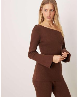 Pretty Lavish Lange Gebreide Top Met Schuine Halslijn - Bruin