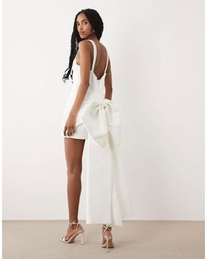 For Love & Lemons Bridal robe courte portefeuille en taffetas avec baleines et nœud au dos en - Neutre