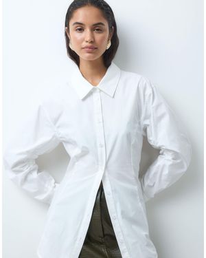 Monki Exclusivité chemise longue cintrée he - Blanc