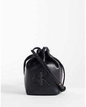 Calvin Klein Borsa A Secchiello A Tracolla Piccola Nera Con Logo Vistoso - Blu