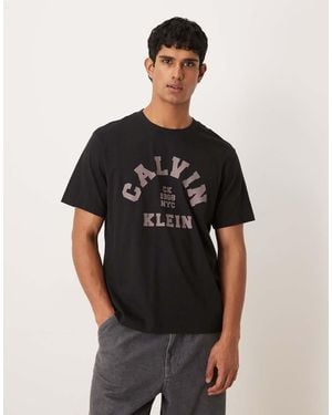 Calvin Klein Camiseta Negra Con Gráfico Universitario De - Negro