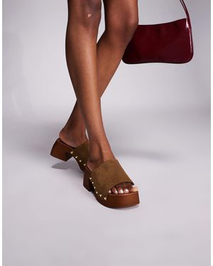 schuh – exklusiv – via – clog-sandalen aus khaki wildleder mit absatz - Natur