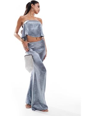 In The Style X perrie sian – exklusives, trägerloses satin-oberteil aus fließendem stoff - Blau