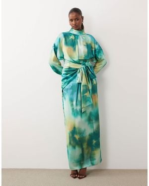 DASKA – hochgeschlossenes, langärmliges maxikleid aus satin mit verschwommenem muster - Grün