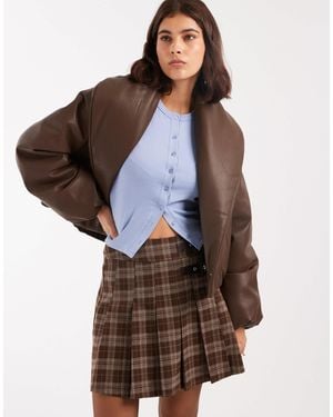 Miss Selfridge – cropped-pufferjacke aus kunstleder - Braun