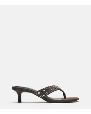 Pull&Bear – nietenbesetzte zehenstegsandalen - Weiß