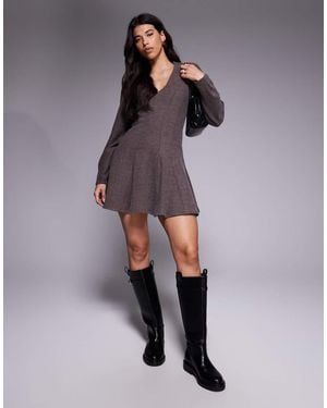 ASOS Vestido Evasé Corto Marrón Con Cuello De Pico De Tejido Muy Suave De - Morado