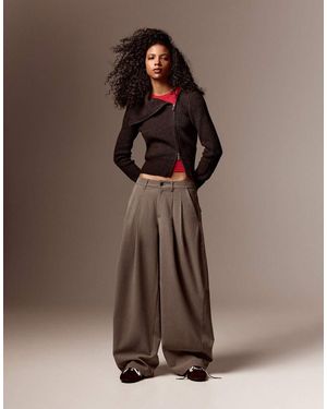 Bershka Barrel Trousers With Back Buckle - Brown