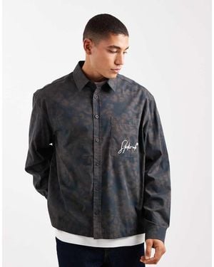 ASOS Camisa Extragrande Con Estampado De Leopardo Y Bolsillo Bordado En El Pecho De - Gris