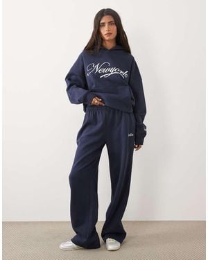 Kaiia Joggers Anchos Coordinados En Azul Marino Con Logo Bordado New York Script Y Alto Contenido De Algodón