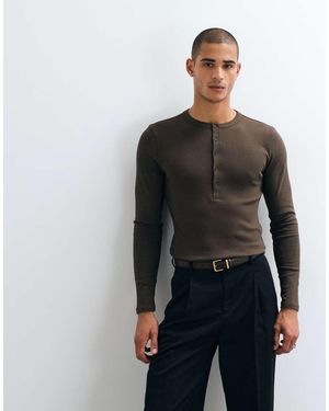 ASOS Camiseta Henley De Manga Larga De Corte Ajustado En Canalé Marrón - Negro