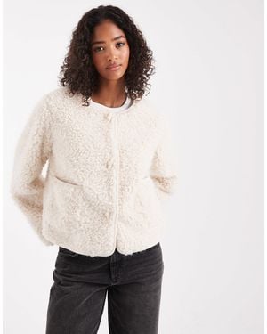 Object – premium – flauschige cropped teddyfell-jacke im duffle-stil - Weiß
