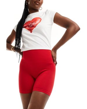 Stradivarius – nahtlose, gerippte shorts - Rot