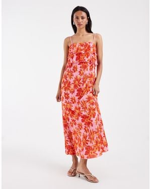 Pieces – plissiertes trägerkleid mit gestuftem, gerüschtem oberteil und auffälligem blumenmuster - Rot