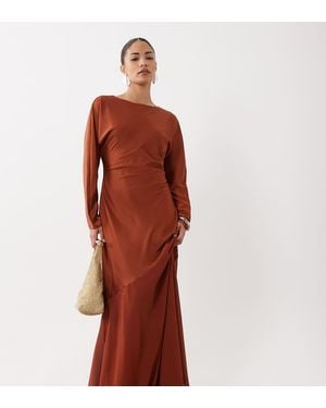 TFNC London Satijnen Biaisjurk Met Ronde Hals, Lange Mouwen En Chiffon Rokdetaillering Maxi Jurk - Bruin