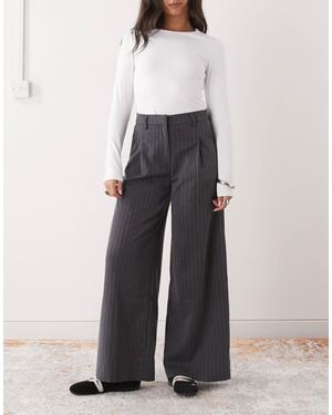 Monki Pantalon ample et ajusté à taille haute et fines rayures - foncé - Blanc