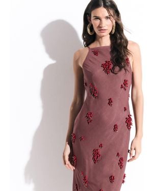 ASOS Maxikleid mit hohem kragen und säulenschnitt mit verzierungen - Rot